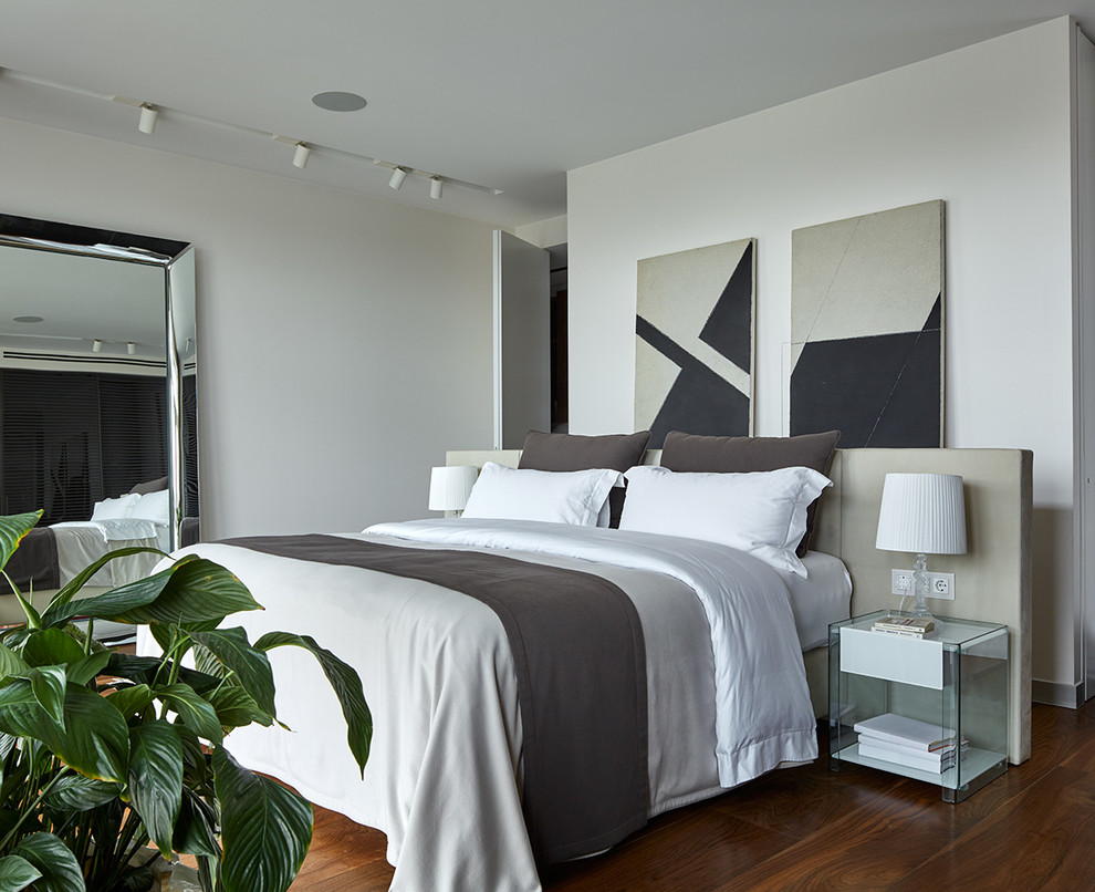 Пример оригинального дизайна: хозяйская спальня: освещение в современном стиле с белыми стенами, паркетным полом среднего тона и коричневым полом
