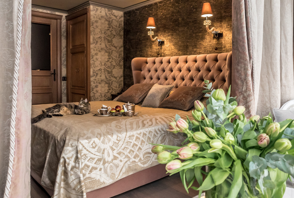 На фото: хозяйская спальня среднего размера в стиле неоклассика (современная классика) с разноцветными стенами и темным паркетным полом с