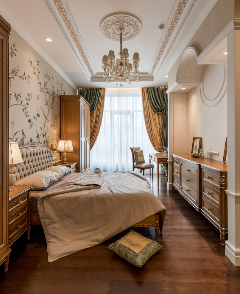 Пример оригинального дизайна: гостевая спальня среднего размера, (комната для гостей) в классическом стиле с желтыми стенами, темным паркетным полом, коричневым полом, многоуровневым потолком и обоями на стенах