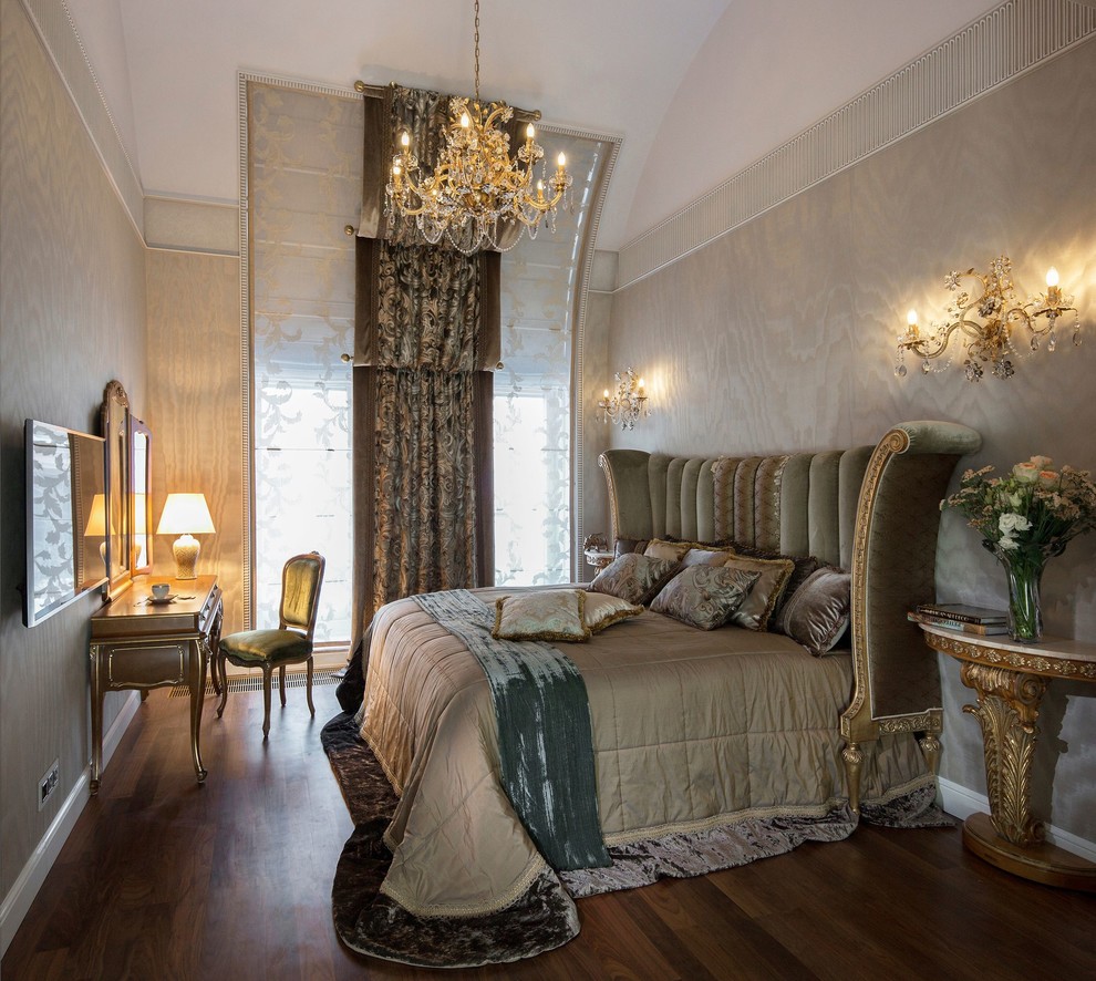 モスクワにあるヴィクトリアン調のおしゃれな客用寝室 (ベージュの壁、濃色無垢フローリング、アクセントウォール) のレイアウト
