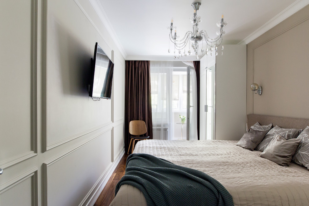 Immagine di una piccola camera matrimoniale classica con pareti beige, parquet scuro, pavimento marrone e TV