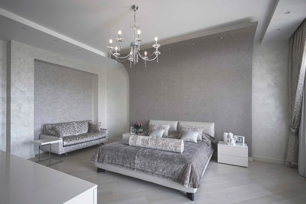 モスクワにある広いコンテンポラリースタイルのおしゃれな主寝室 (ベージュの壁、無垢フローリング、ベージュの床) のレイアウト