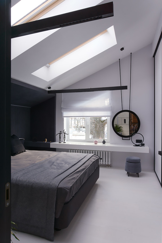 Ejemplo de dormitorio principal contemporáneo de tamaño medio con paredes blancas, suelo de madera pintada y suelo blanco