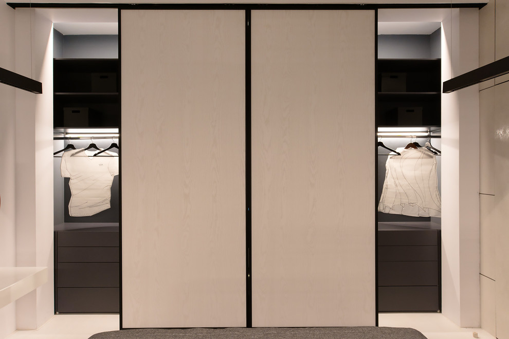 Esempio di una camera matrimoniale minimal di medie dimensioni con pareti bianche, pavimento in legno verniciato e pavimento bianco