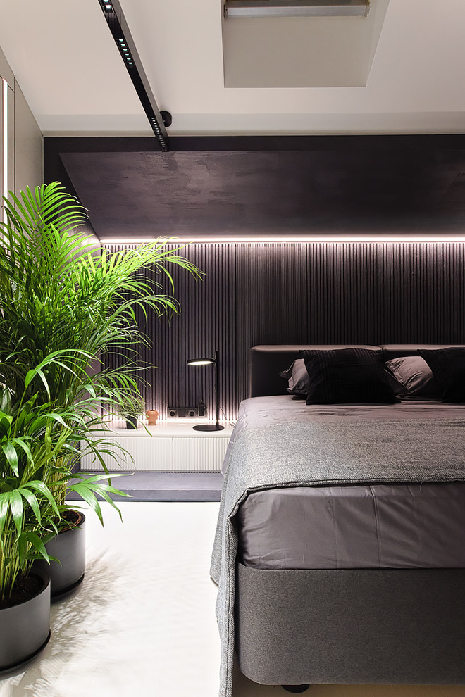 Ejemplo de dormitorio principal urbano de tamaño medio con paredes blancas, suelo de madera pintada y suelo blanco