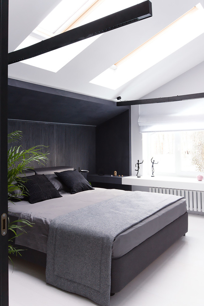 Foto de dormitorio principal contemporáneo de tamaño medio con paredes blancas, suelo de madera pintada y suelo blanco