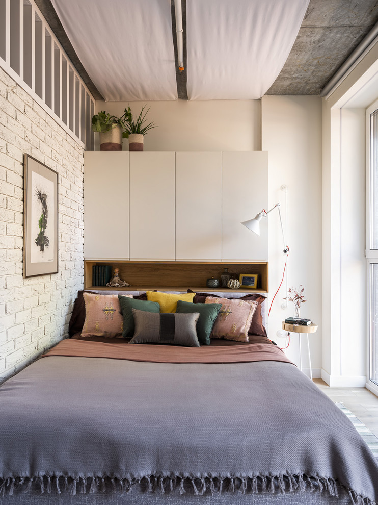 Свежая идея для дизайна: маленькая хозяйская спальня в скандинавском стиле с белыми стенами и кроватью в нише для на участке и в саду - отличное фото интерьера