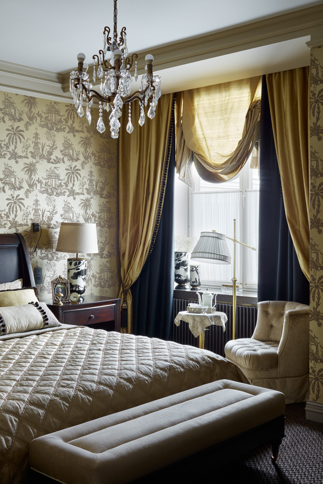 サンクトペテルブルクにある広いトラディショナルスタイルのおしゃれな主寝室 (カーペット敷き、黒い床)