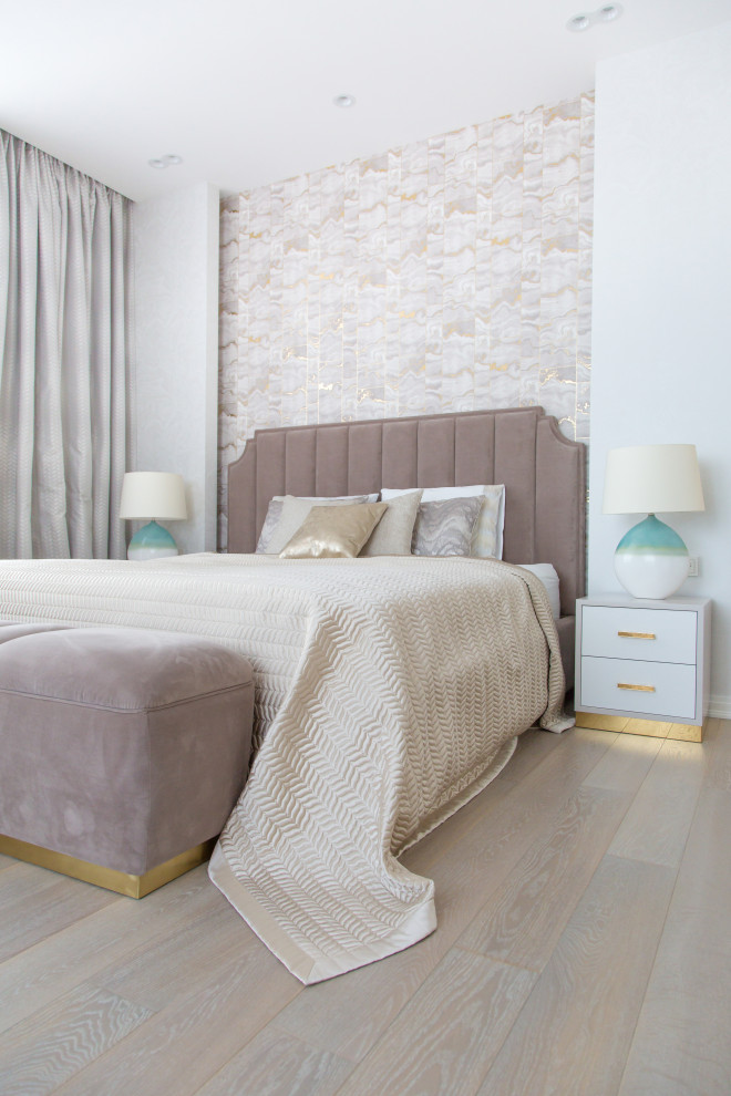 サンクトペテルブルクにある中くらいなコンテンポラリースタイルのおしゃれな主寝室 (白い壁、無垢フローリング、標準型暖炉、木材の暖炉まわり、ベージュの床) のレイアウト