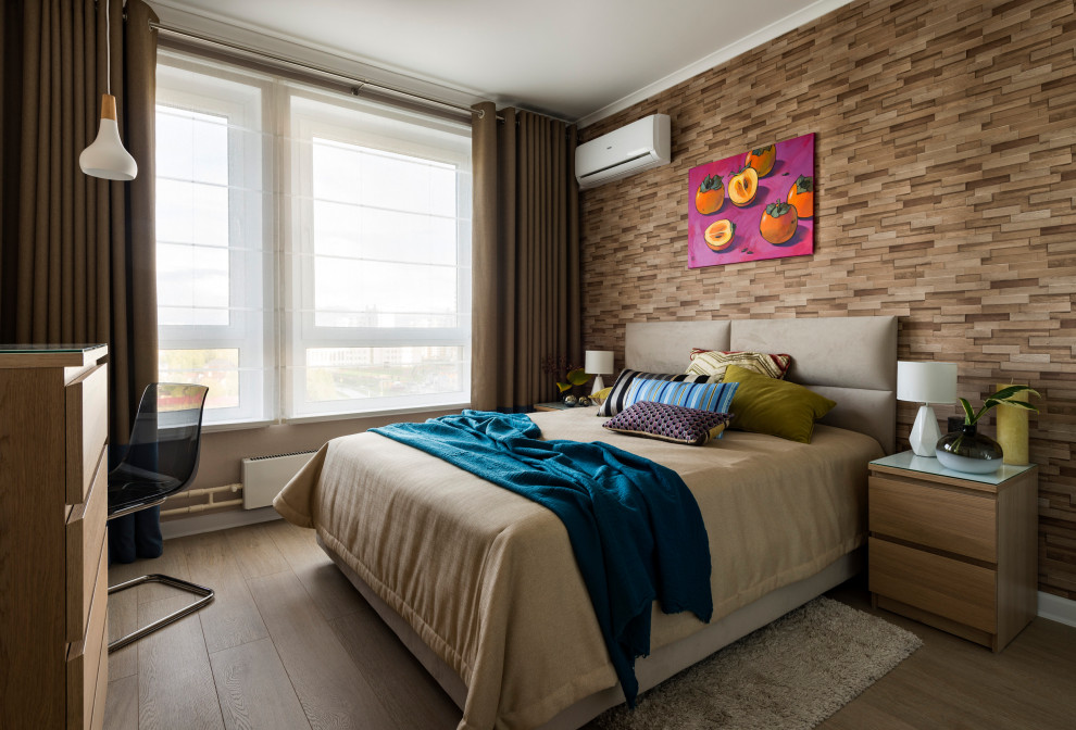 Свежая идея для дизайна: хозяйская спальня в современном стиле с коричневыми стенами, паркетным полом среднего тона, коричневым полом и обоями на стенах - отличное фото интерьера