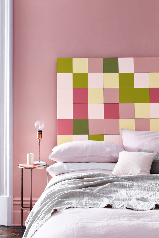 Inredning av ett modernt sovrum, med rosa väggar