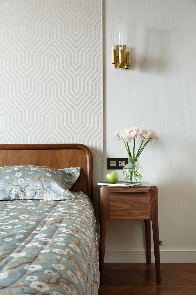 Modernes Hauptschlafzimmer mit braunem Holzboden, braunem Boden und beiger Wandfarbe in Moskau