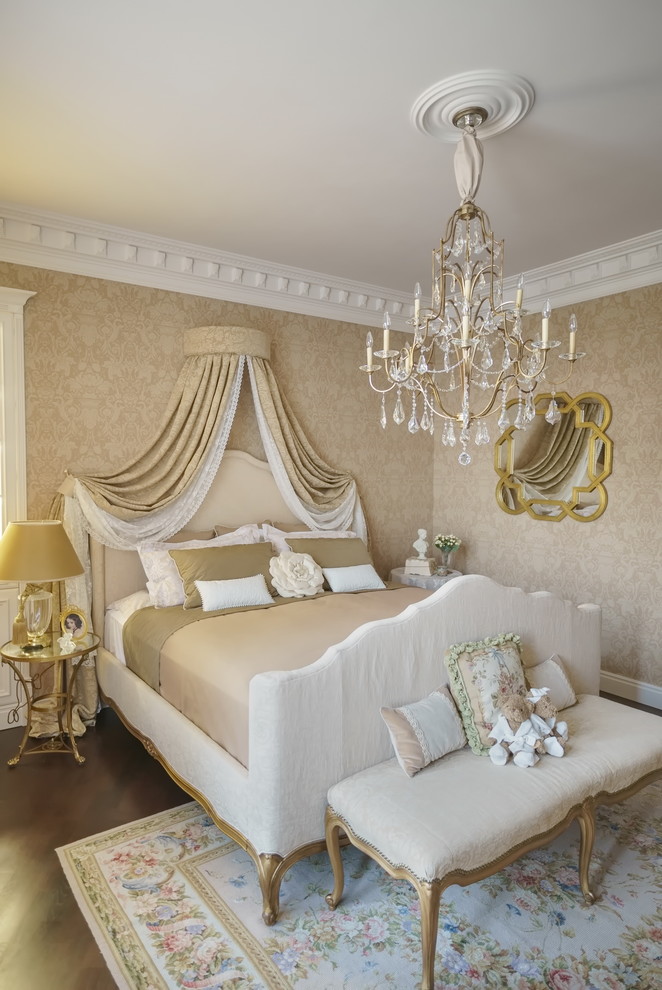 Idee per una camera degli ospiti vittoriana di medie dimensioni con pareti beige, pavimento in legno verniciato e pavimento marrone