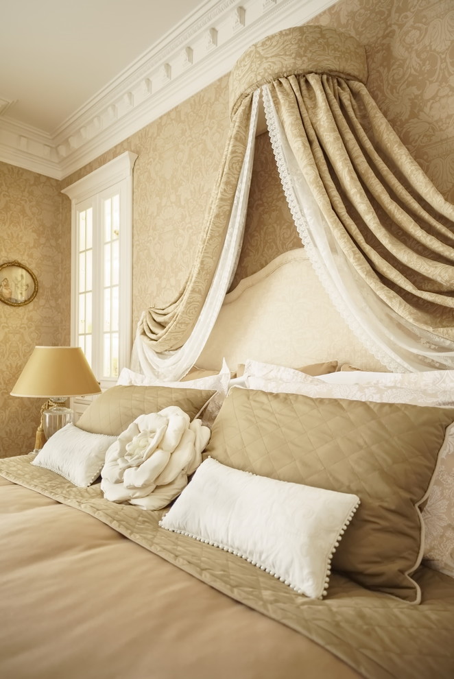 Ispirazione per una camera matrimoniale vittoriana di medie dimensioni con pareti beige, pavimento in legno verniciato e pavimento marrone