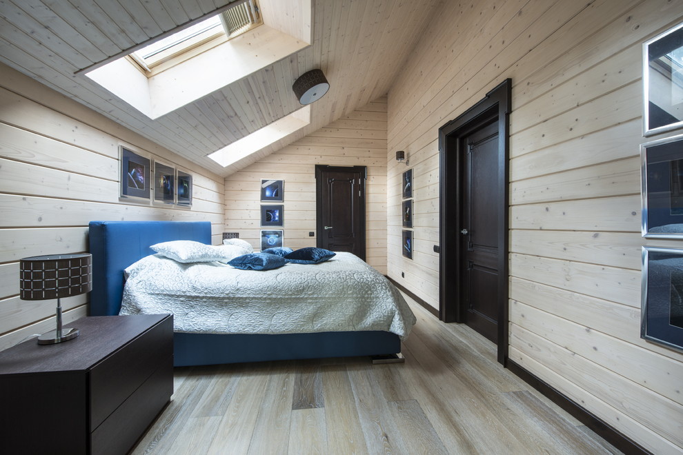 Идея дизайна: спальня в классическом стиле с деревянным полом без камина