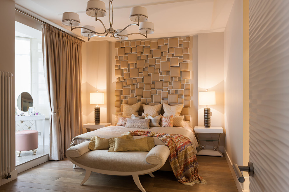 Immagine di una camera matrimoniale chic con pareti beige, pavimento in legno massello medio e nessun camino