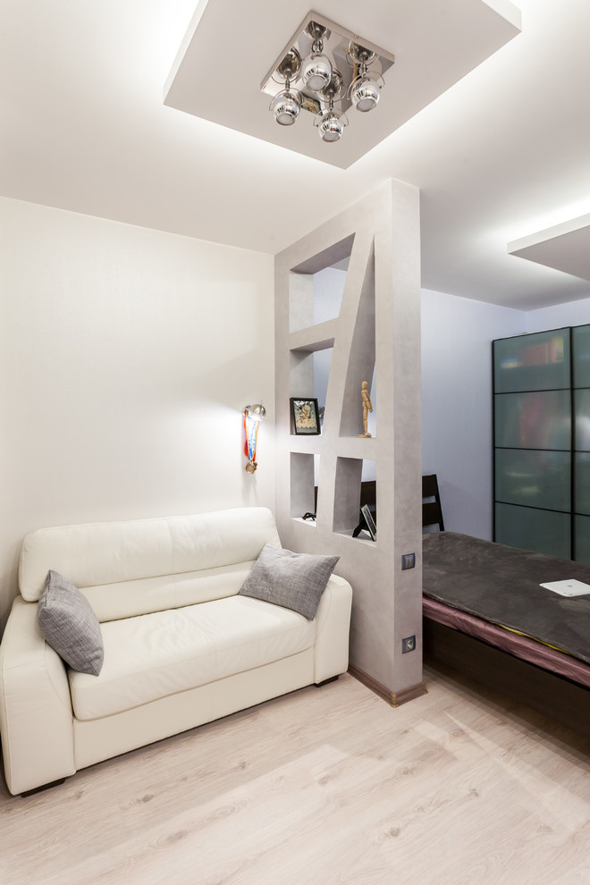 На фото: хозяйская спальня в современном стиле с серыми стенами и светлым паркетным полом