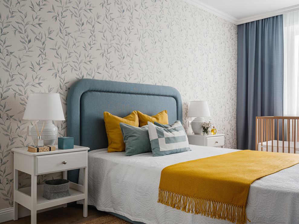 Источник вдохновения для домашнего уюта: спальня среднего размера в стиле неоклассика (современная классика) с разноцветными стенами, обоями на стенах и кроватью в нише