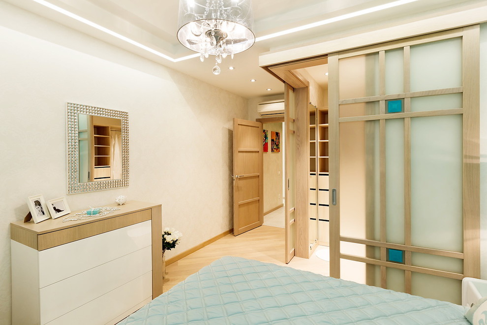 Стильный дизайн: хозяйская спальня среднего размера в стиле фьюжн с белыми стенами, светлым паркетным полом и бежевым полом - последний тренд