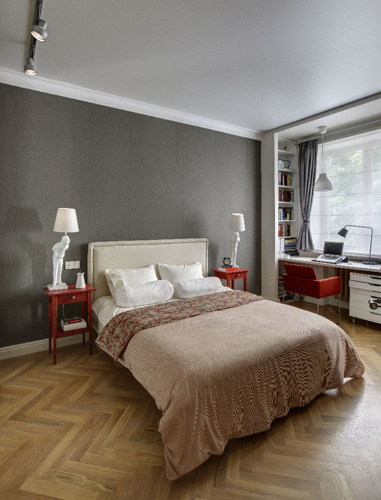Cette image montre une chambre parentale traditionnelle avec un mur gris et un sol en bois brun.
