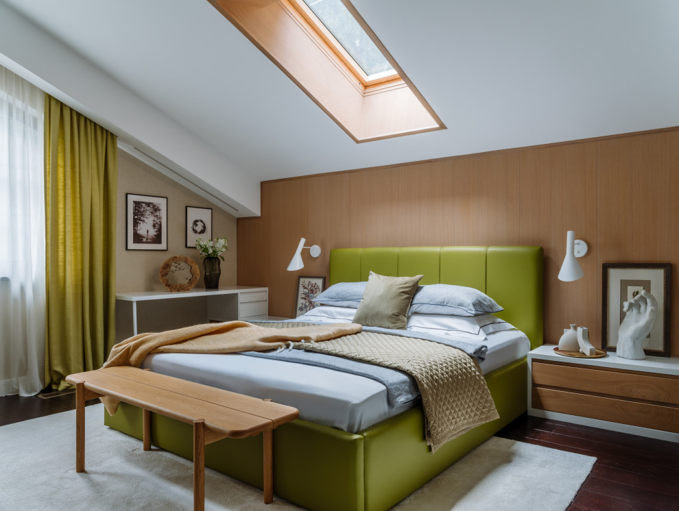 Modernes Schlafzimmer mit brauner Wandfarbe, dunklem Holzboden, braunem Boden, gewölbter Decke, Tapetenwänden und Holzwänden in Moskau