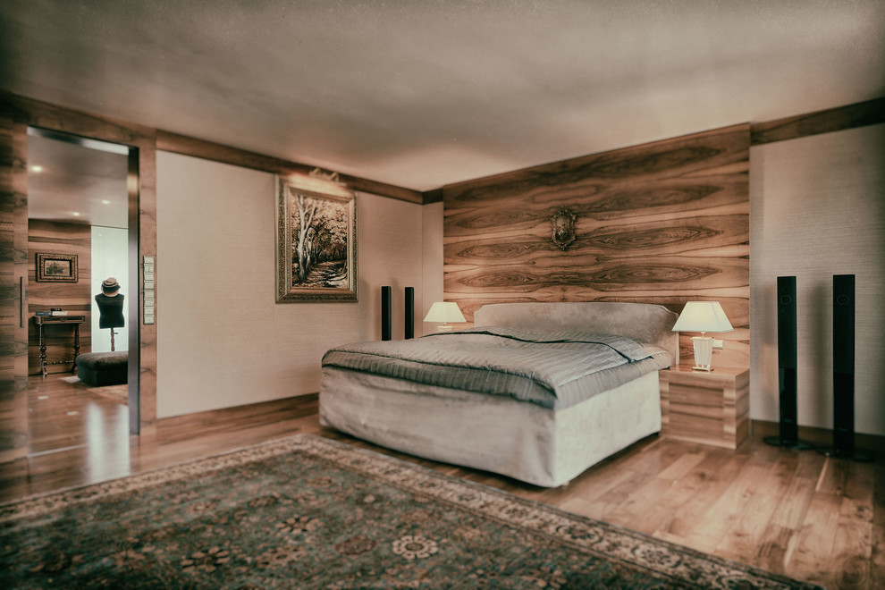 Modelo de dormitorio principal contemporáneo grande con paredes marrones, suelo de madera oscura y suelo marrón
