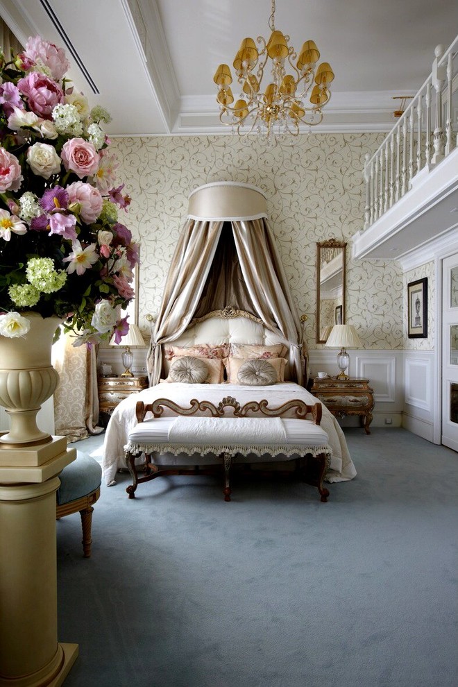 Свежая идея для дизайна: хозяйская спальня в классическом стиле с бежевыми стенами и ковровым покрытием - отличное фото интерьера