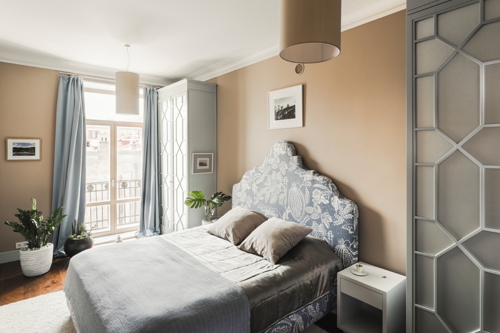 Стильный дизайн: спальня в стиле неоклассика (современная классика) с коричневыми стенами, паркетным полом среднего тона, коричневым полом и синими шторами - последний тренд
