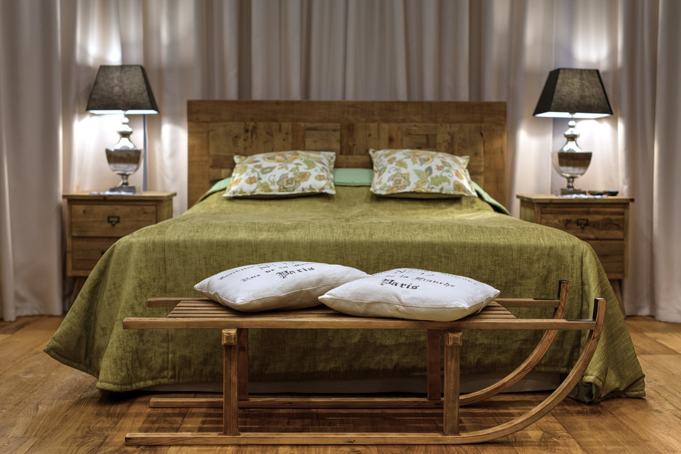 Пример оригинального дизайна: хозяйская спальня среднего размера в стиле фьюжн с белыми стенами и паркетным полом среднего тона