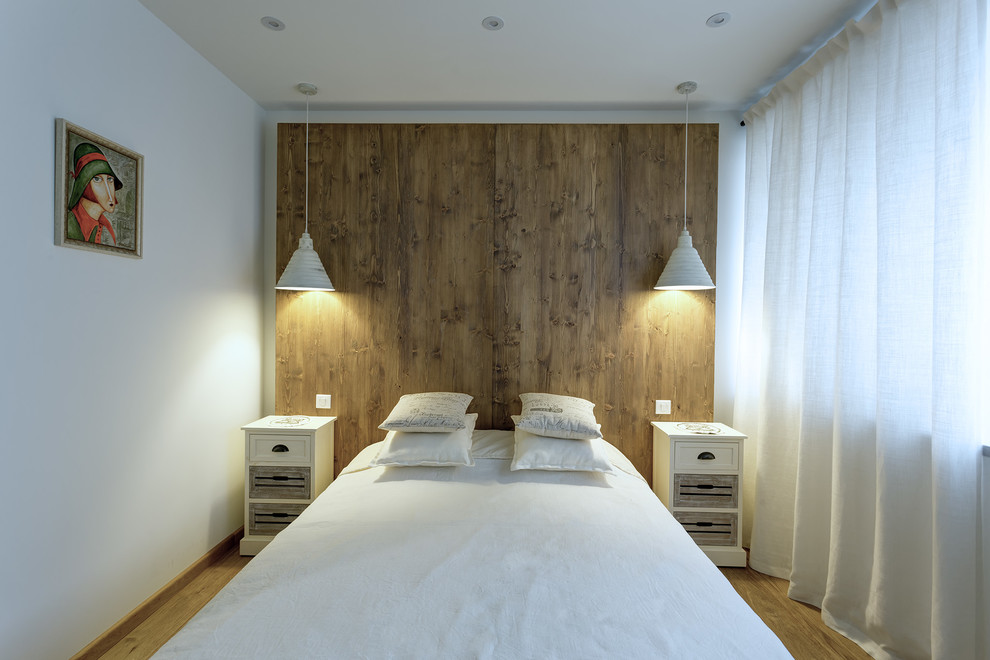 Foto de habitación de invitados actual de tamaño medio con paredes blancas y suelo de madera en tonos medios