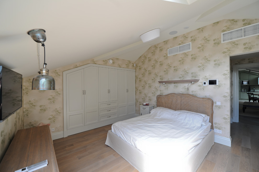Идея дизайна: гостевая спальня среднего размера, (комната для гостей) в классическом стиле с зелеными стенами, паркетным полом среднего тона и бежевым полом