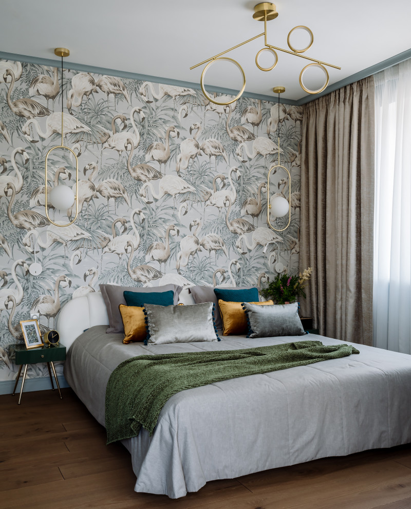 Modernes Hauptschlafzimmer mit grauer Wandfarbe, Marmorboden und Tapetenwänden in Moskau