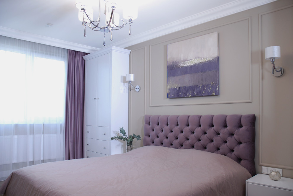 На фото: хозяйская спальня среднего размера в стиле неоклассика (современная классика) с бежевыми стенами, паркетным полом среднего тона и бежевым полом