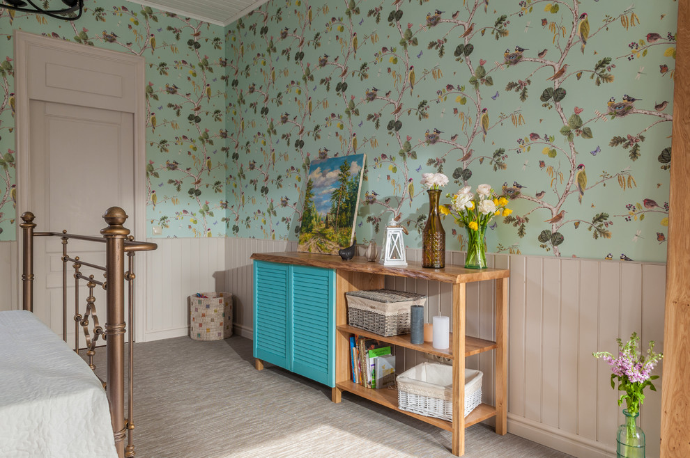 Foto de dormitorio romántico grande con paredes multicolor y suelo gris