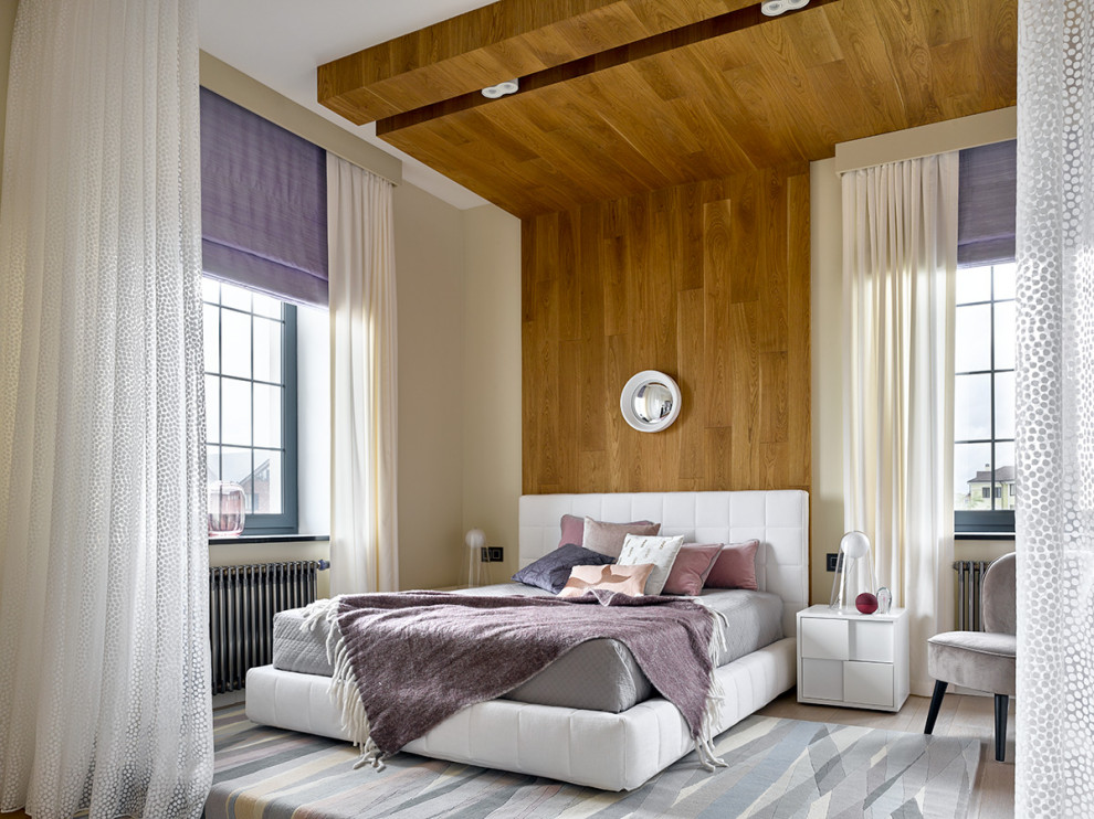 Пример оригинального дизайна: большая хозяйская спальня в современном стиле с бежевыми стенами, светлым паркетным полом и бежевым полом