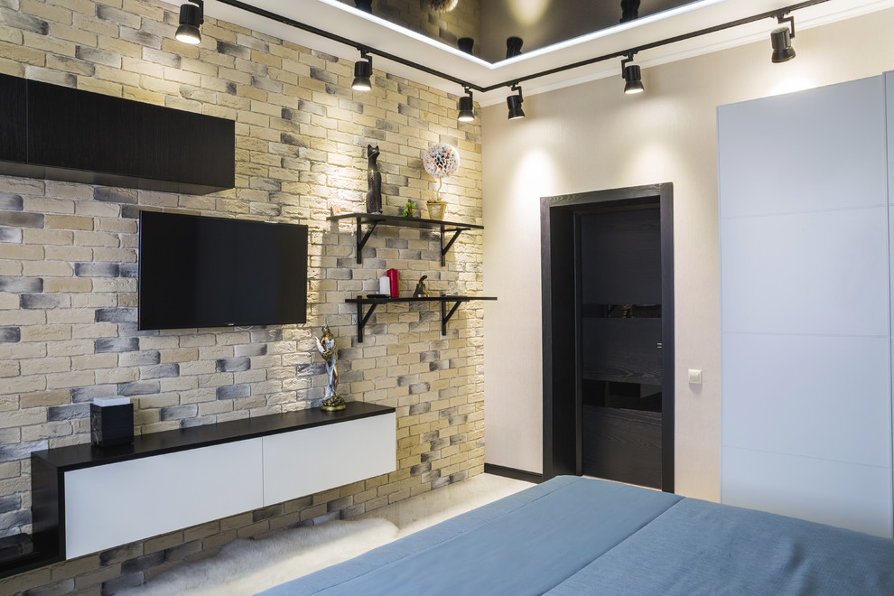 Ejemplo de dormitorio industrial de tamaño medio con paredes beige, suelo laminado y suelo gris
