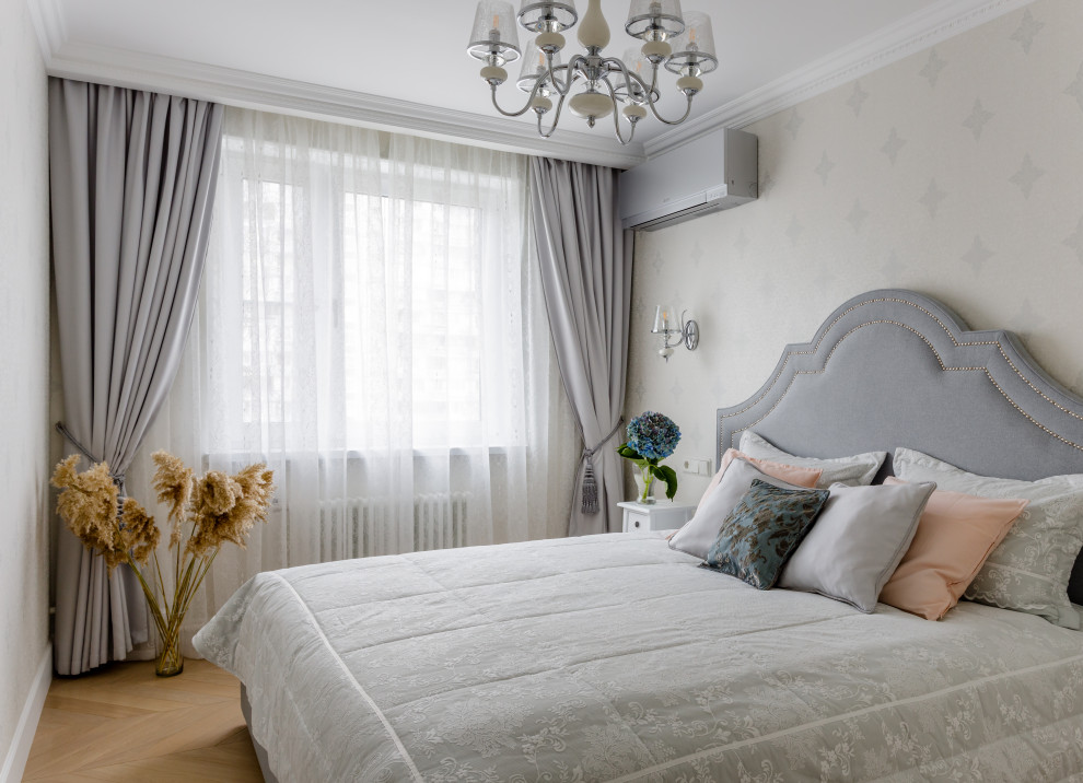 モスクワにある小さなトランジショナルスタイルのおしゃれな主寝室 (グレーの壁、無垢フローリング、茶色い床)