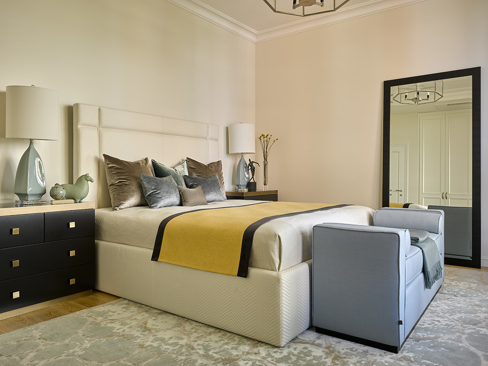 Стильный дизайн: хозяйская спальня в современном стиле с бежевыми стенами и ковровым покрытием - последний тренд