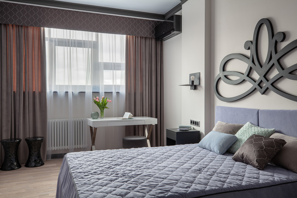 На фото: гостевая спальня среднего размера, (комната для гостей) в стиле неоклассика (современная классика) с бежевыми стенами, светлым паркетным полом и бежевым полом