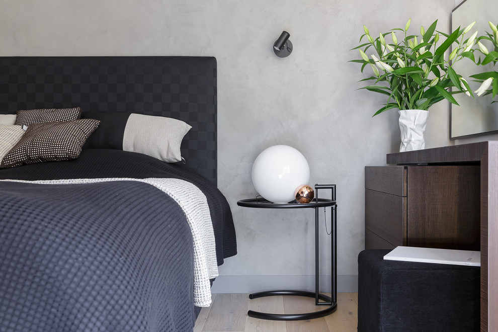 Свежая идея для дизайна: хозяйская спальня в современном стиле с белыми стенами и бежевым полом - отличное фото интерьера
