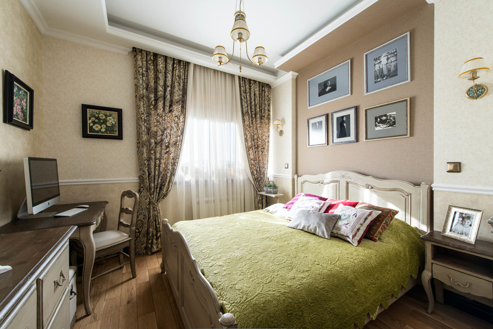 Foto di una camera da letto chic con pareti beige, pavimento in legno massello medio e pavimento marrone