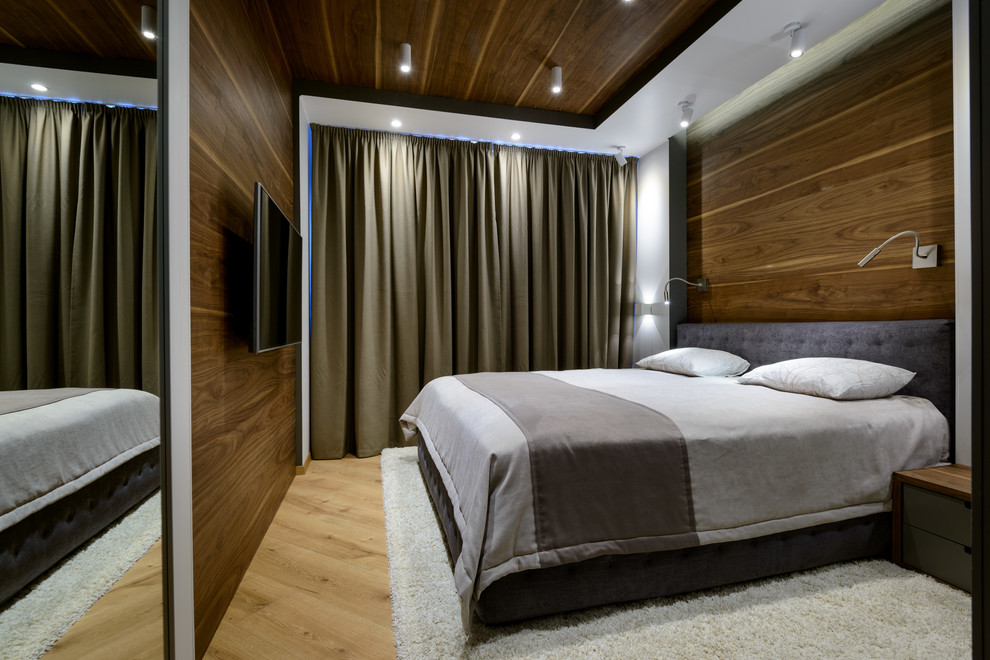 На фото: хозяйская спальня в современном стиле с коричневыми стенами и светлым паркетным полом с