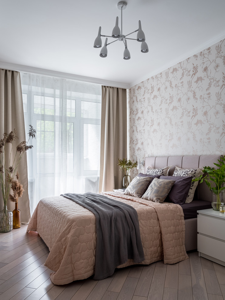 Idee per una camera matrimoniale minimal con pareti beige e parquet chiaro