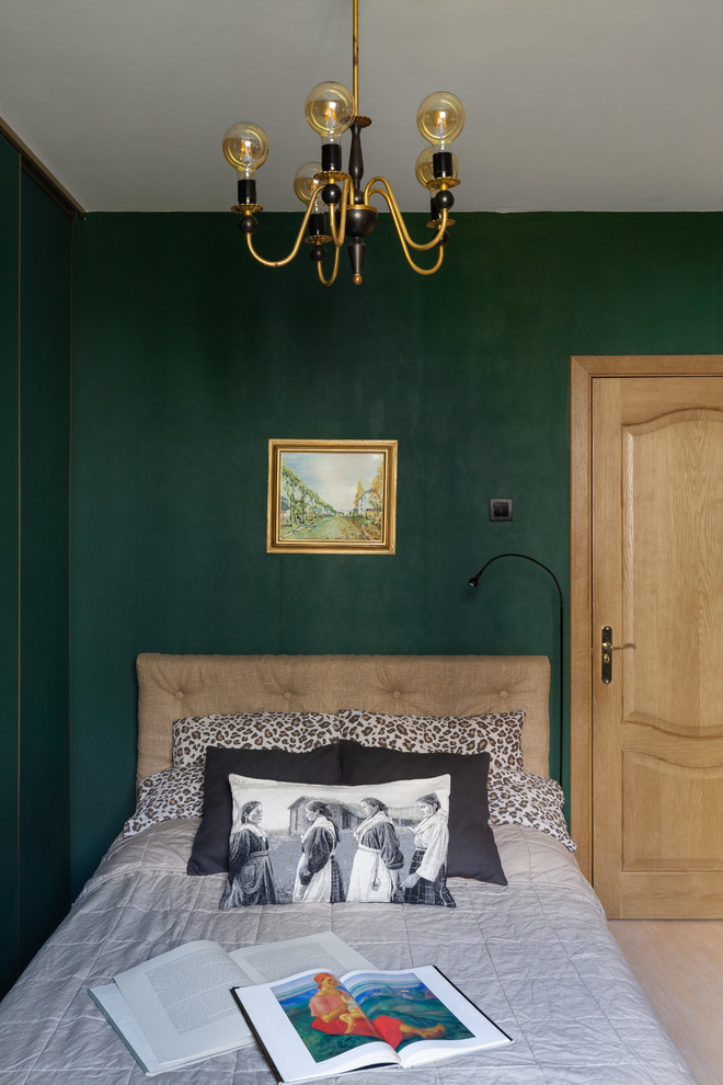 Источник вдохновения для домашнего уюта: маленькая хозяйская спальня в стиле фьюжн с зелеными стенами и паркетным полом среднего тона без камина для на участке и в саду