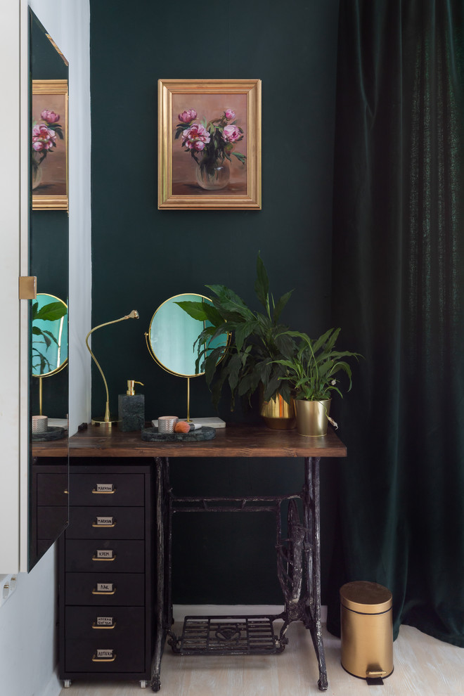 Kleines Eklektisches Hauptschlafzimmer ohne Kamin mit grüner Wandfarbe und braunem Holzboden in Sankt Petersburg
