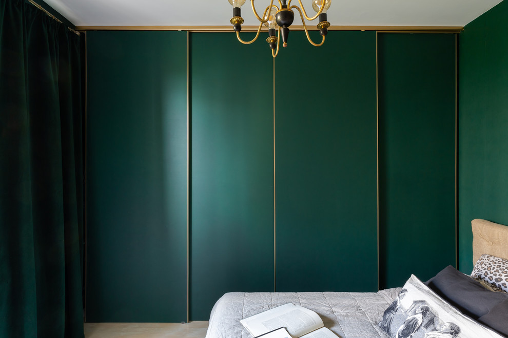 Ejemplo de dormitorio principal ecléctico pequeño sin chimenea con paredes verdes y suelo de madera en tonos medios