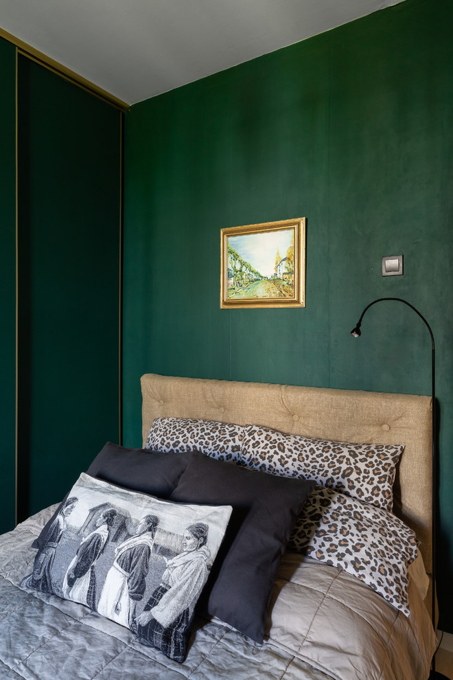 Foto di una piccola camera matrimoniale bohémian con pareti verdi, pavimento in legno massello medio e nessun camino