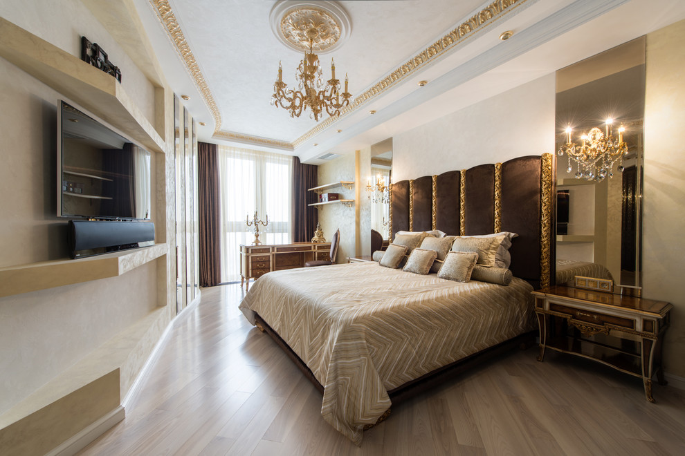 Источник вдохновения для домашнего уюта: хозяйская спальня в классическом стиле с бежевыми стенами, светлым паркетным полом и телевизором без камина