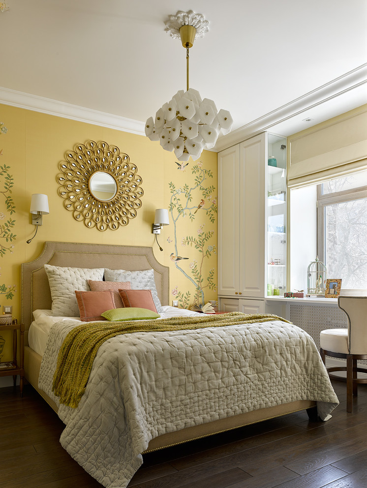 Imagen de dormitorio principal tradicional con suelo de madera oscura, suelo marrón y paredes amarillas