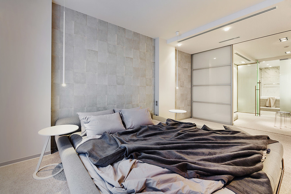 Стильный дизайн: большая хозяйская спальня в современном стиле с серыми стенами, ковровым покрытием и серым полом - последний тренд
